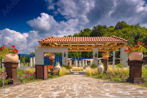 Fototapeta Naklejka Na Ścianę i Meble -  Ogrody Greckie na Zapopradziu w Muszynie latem.