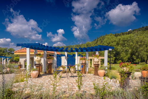 Fototapeta Naklejka Na Ścianę i Meble -  Ogrody Greckie na Zapopradziu w Muszynie latem.