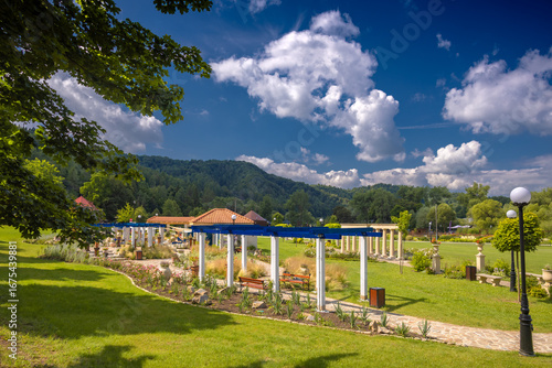 Fototapeta Naklejka Na Ścianę i Meble -  Ogrody Greckie na Zapopradziu w Muszynie latem.