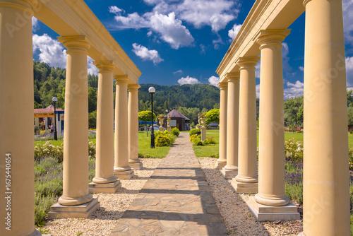 Fototapeta Naklejka Na Ścianę i Meble -  Ogrody Greckie na Zapopradziu w Muszynie latem.