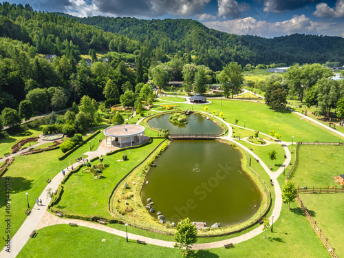 Fototapeta Naklejka Na Ścianę i Meble -  Ogrody Magiczne na Zapopradziu w Muszynie z drona latem.