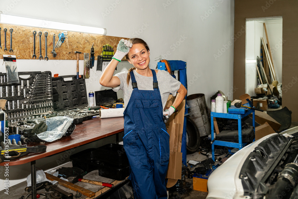 Φωτογραφία Portrait of female auto mechanic at car repair shop