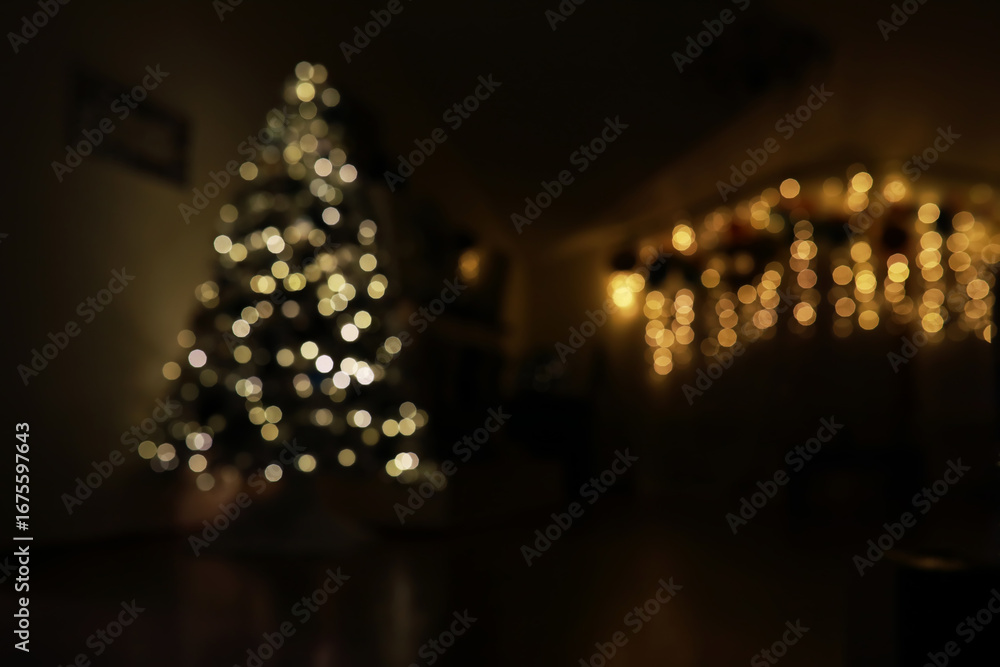 Obraz premium Cozy Christmas Living Room with Blurred Christmas Tree and Illuminated Festive String Lights