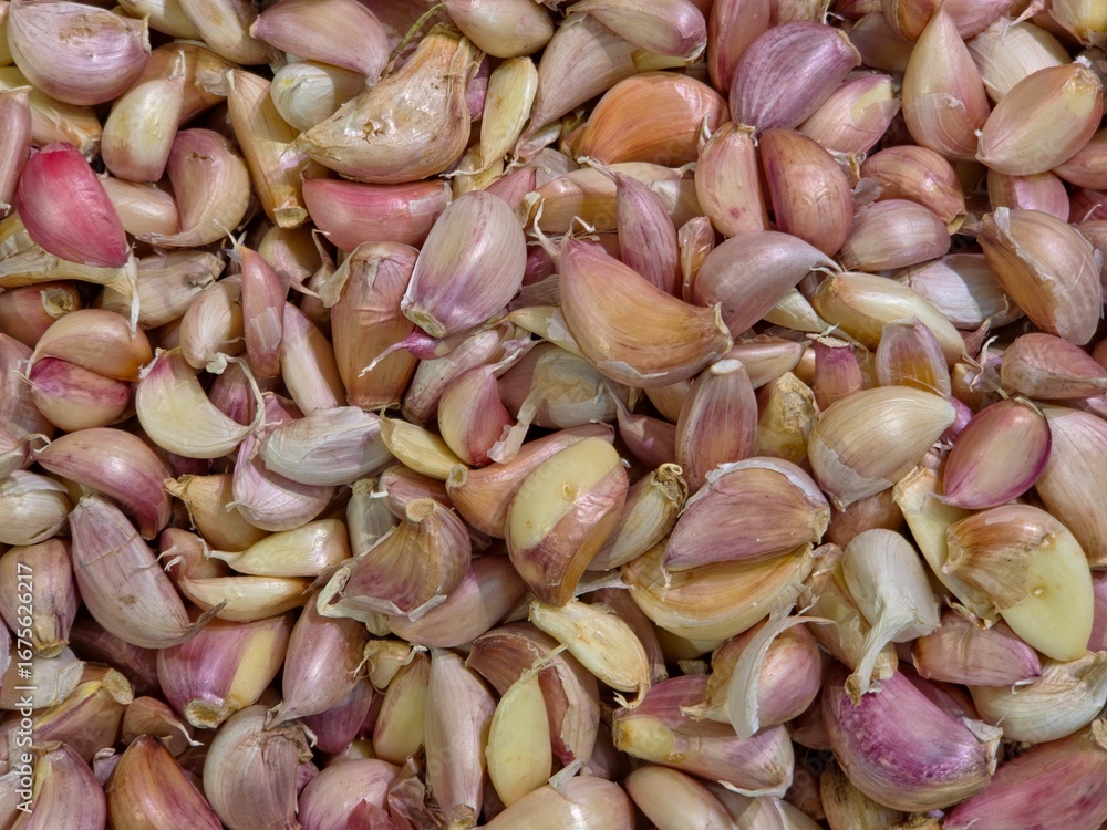 Φωτογραφία close-up, top-down view of a large pile of loose garlic cloves background