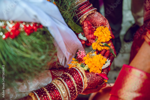 Cuadro en lienzo Bride holding flower petals in her hands during traditional hindu wedding ceremo