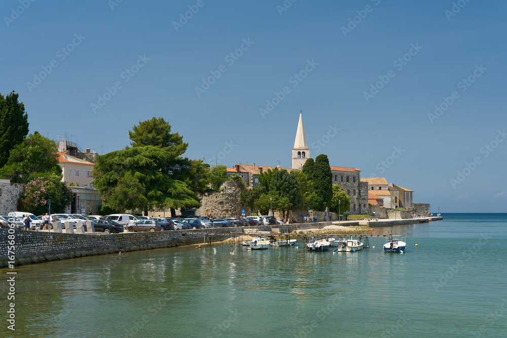 Obraz premium Blick auf die Altstadt von Porec in Kroatien mit Uferpromenade und dem Turm der Euphrasius Basilika