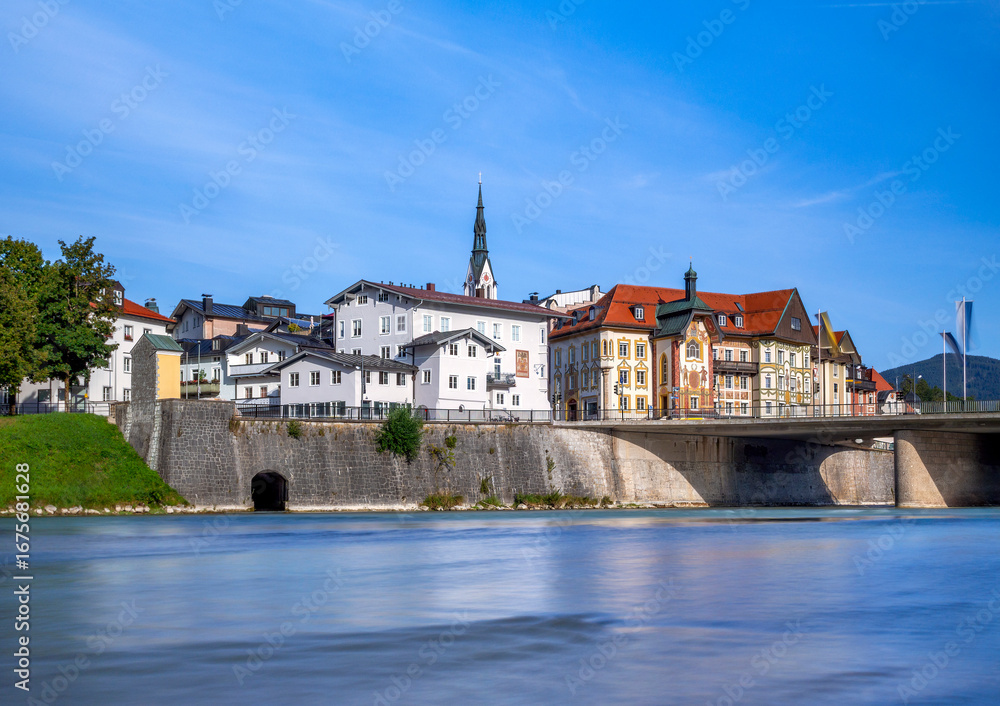 Fototapeta premium Altstadt, Stadtansicht mit Isar und Stadtpfarrkirche Mariä Himmelfahrt, Bad Tölz, Oberbayern, Bayern, Deutschland, Europa