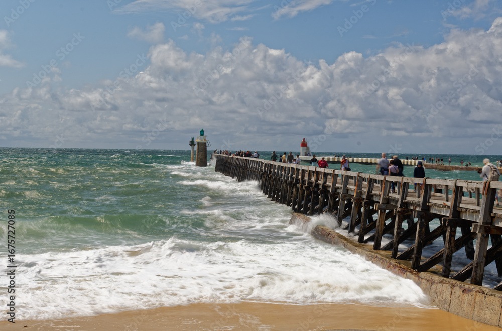 Fototapeta premium plage de capbreton, dans les landes, et sa jetée