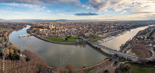 Foto Panoramic sunset view of Avignon old town with Palais des Papes and Rhone River,