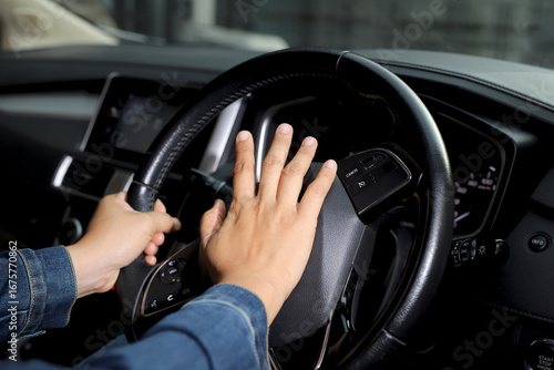 Fotografía The driver is honking the horn to prevent an accident