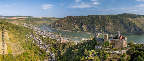 Bild auf Leinwand Panorama of historic castle Schönburg overlooking the Rhine River with vineyards, hills and a medieval town of Oberwesel  below