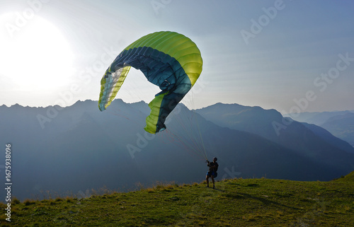 Gleitschirmfliegen im Montafon im Abendlicht