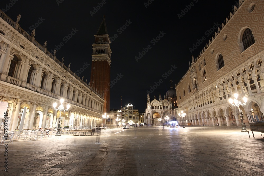 Fototapeta premium Night view of St Mark's Campanile and Doge's Palace in Venice, Italy