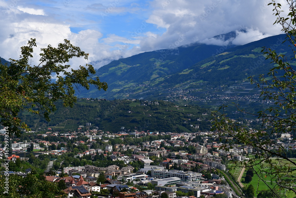 Obraz premium Blick nach Meran vom Marlinger Waalweg in Südtirol 