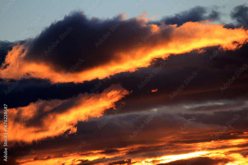 Fototapeta premium A dramatic sunset painting the sky