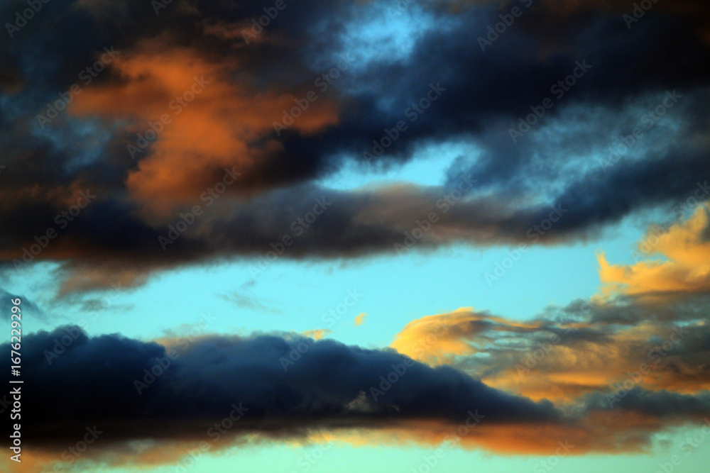 Naklejka premium A dramatic sunset painting the sky