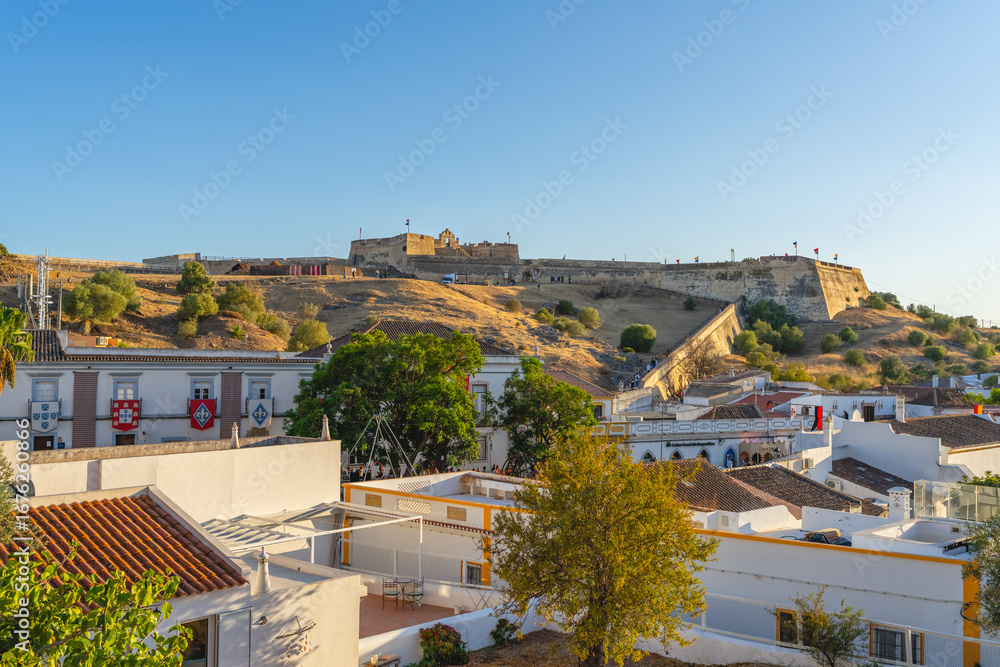 Obraz premium Panoramic views of Castro Marim Castle overlooking the town, with vibrant medieval decorations and rustic animal scenes that bring the historical fair to life.