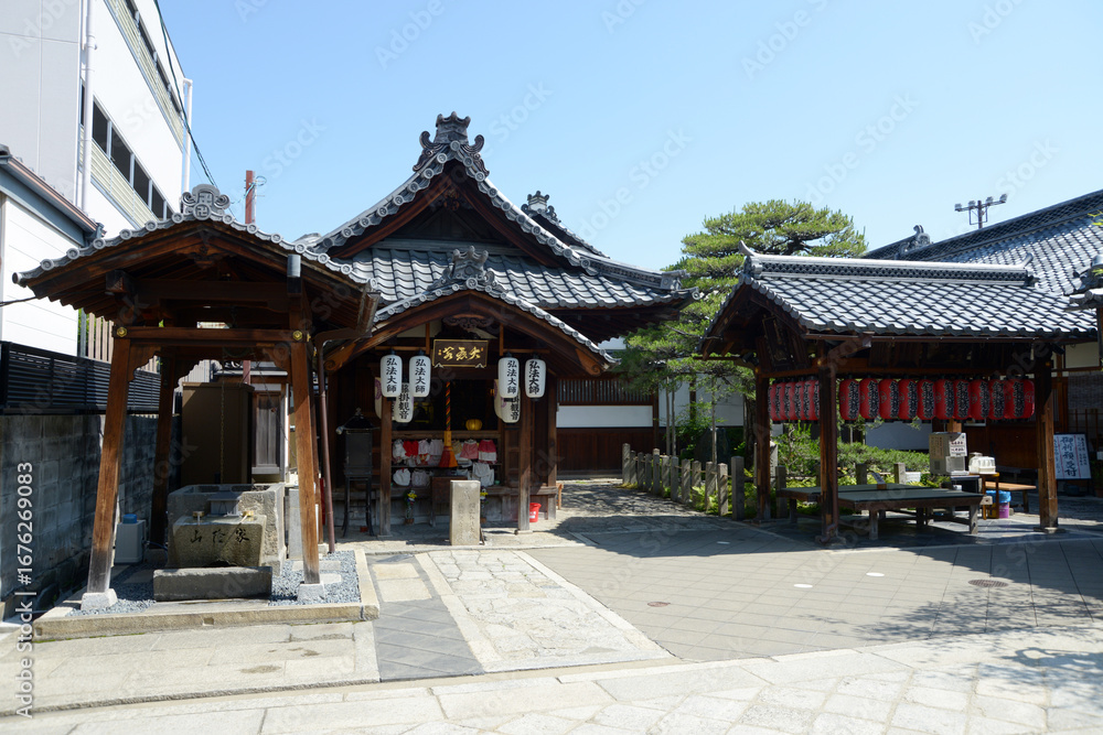 Fototapeta premium 釘抜き地蔵 境内 京都市上京区