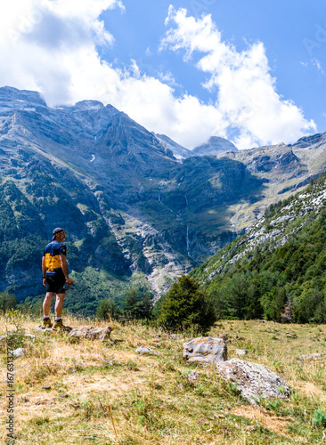Excursionista contemplando el espectacular Valle de Pineta desde Lalarri, en el Parque Nacional de Ordesa y Monte Perdido, en los Pirineos de Huesca (España).