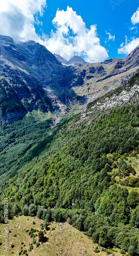 Panorámica vertical del Valle de Pineta, en el Parque Nacional de Ordesa y Monte Perdido, en los Pirineos de Huesca. 