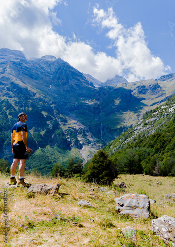 Excursionista contemplando el espectacular Valle de Pineta desde Lalarri, en el Parque Nacional de Ordesa y Monte Perdido, en los Pirineos de Huesca (España).