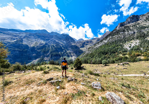 Excursionista contemplando el espectacular Valle de Pineta desde Lalarri, en el Parque Nacional de Ordesa y Monte Perdido, en los Pirineos de Huesca (España).