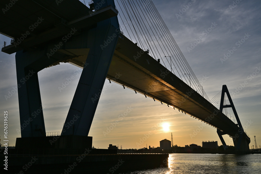 Naklejka premium 朝日に染まる名港トリトン