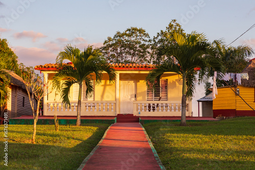 Foto Small one story yellow house with red tiled flat roof and porch, Vinales Valley,