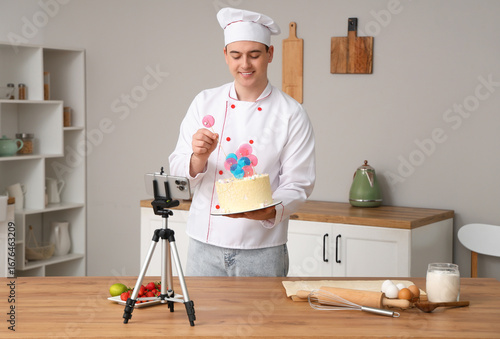 Male chef with sweet cake r...