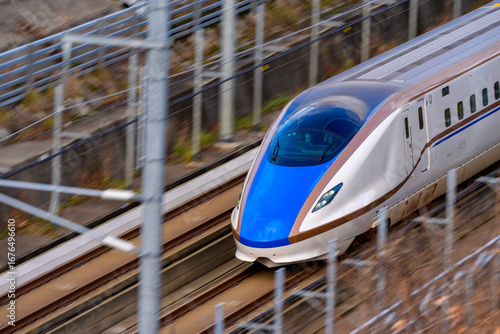 疾走する北陸新幹線