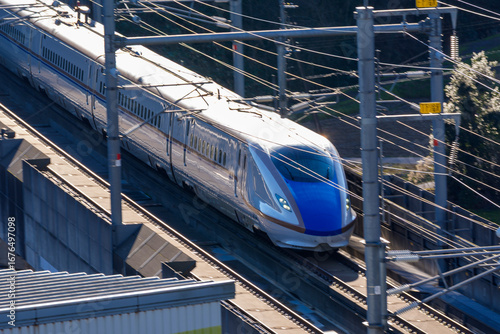 疾走する北陸新幹線