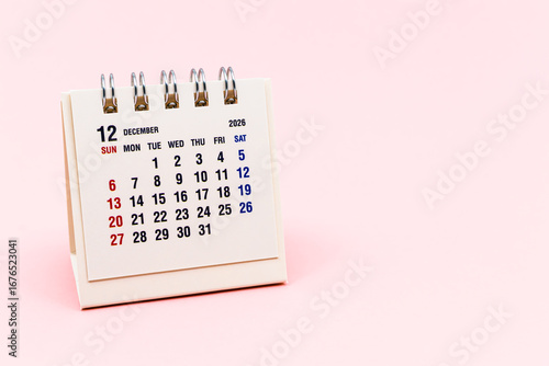 2026年12月カレンダー　日本の12月卓上カレンダー　祝日祭日休日連休　ピンク背景