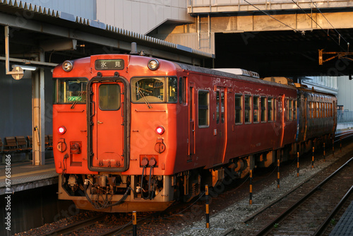 夕方のホームに停車している電車