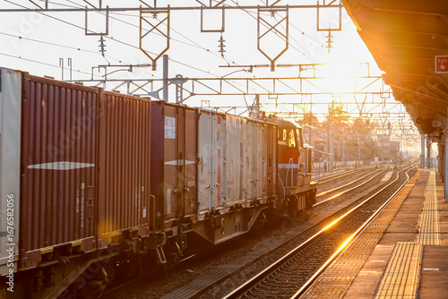 夕方の線路と貨物列車