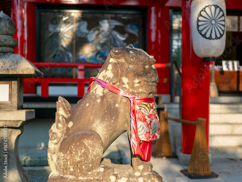 大阪府池田市　鮮やかな前掛けを付けた呉服神社の狛犬
