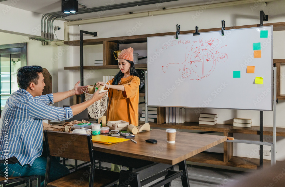 Obraz premium Startup Team Brainstorming Innovative Eco-Friendly Packaging Solutions