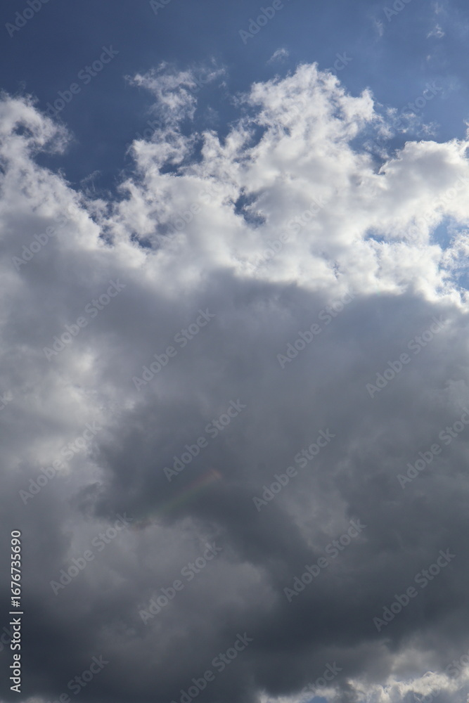 Obraz premium Dramatic cloudscape filling the sky with intriguing formations