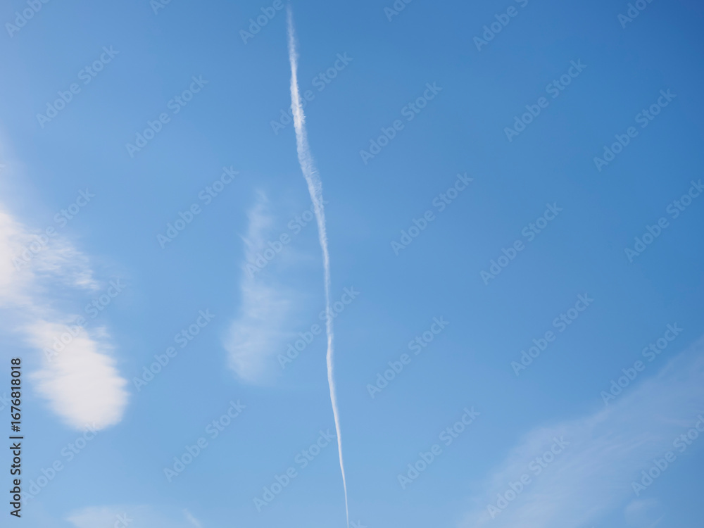 青空と飛行機雲。東京の冬空。 青空と飛行機雲。東京の冬空。