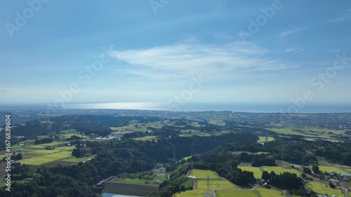日本の富山県東部にある黒部市上空から見た富山湾や黒部川扇状地の様子