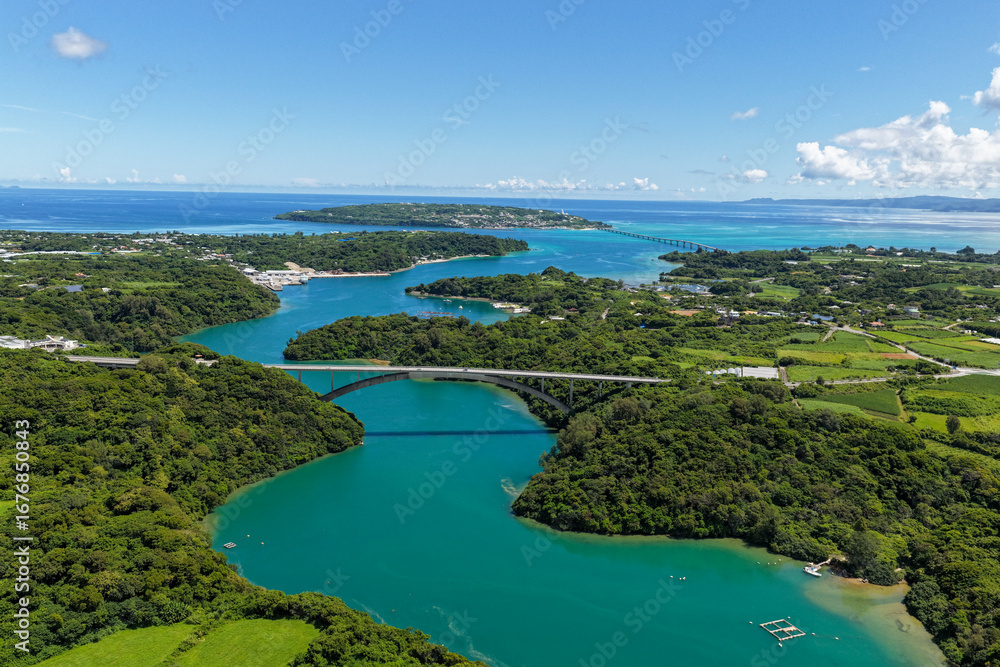 Fototapeta premium Warumi Bridge (ワルミ大橋) with View of Kouri Island (古宇利島), Okinawa, Japan