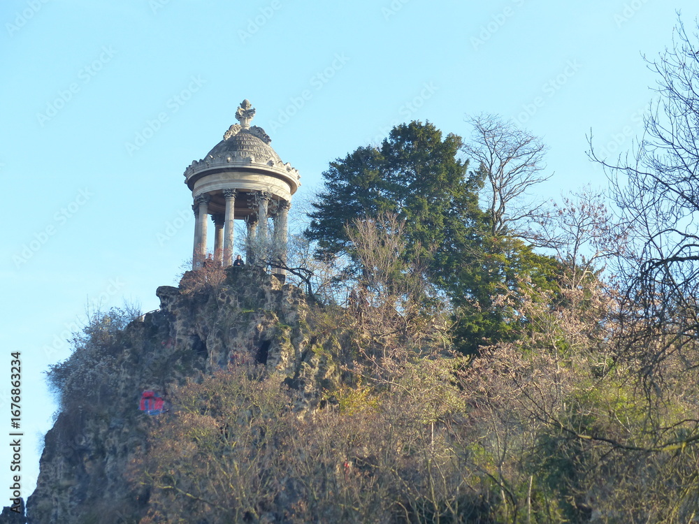 Fototapeta premium Temple de la Sibylle Buttes Chaumont Paris hiver