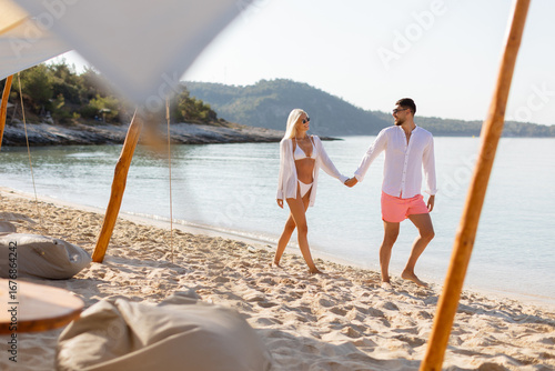 Couple enjoys a romantic st...