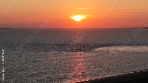 Vue aérienne coucher de soleil au bord de mer, drone 4K