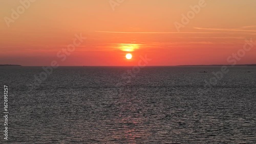 Vue aérienne coucher de soleil au bord de mer, drone 4K