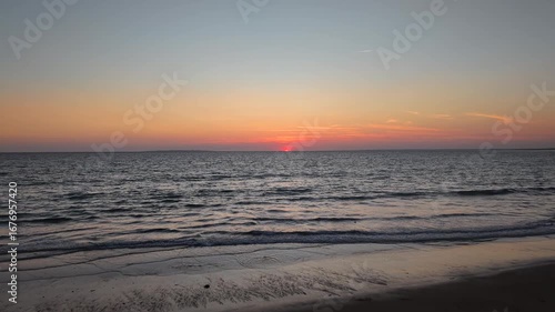 Vue aérienne coucher de soleil au bord de mer, drone 4K