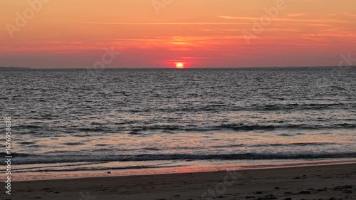 Vue aérienne coucher de soleil au bord de mer, drone 4K
