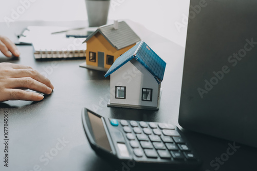 Foto Real estate broker agent presenting and consult to customer to decision making s