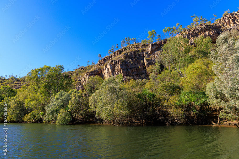 Fototapeta premium オーストラリア ノーザンテリトリーのニトミルクのキャサリン渓谷と青空