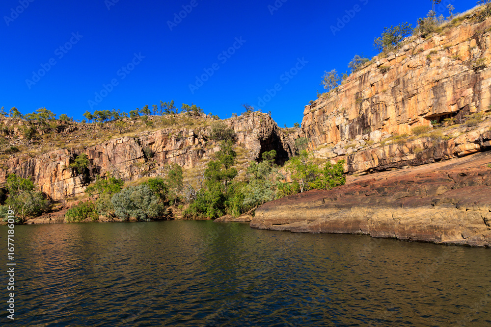 Fototapeta premium オーストラリア ノーザンテリトリーのニトミルクのキャサリン渓谷の壮大な岸壁