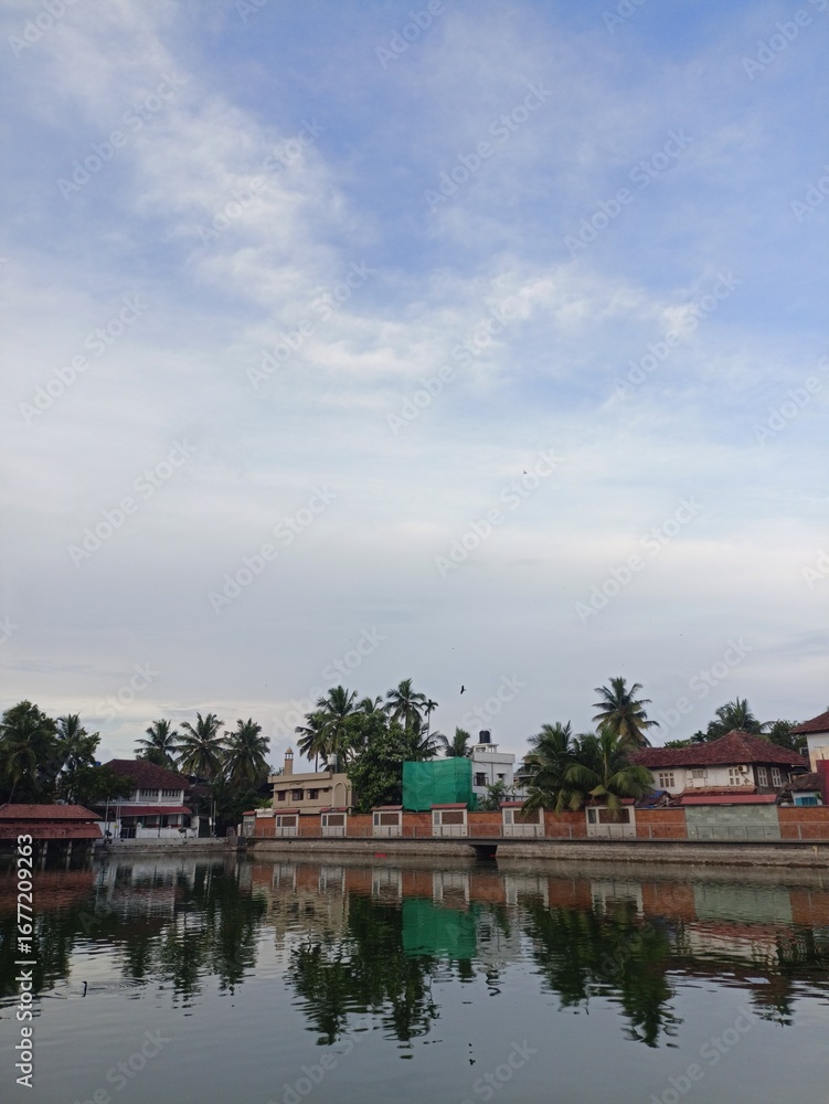 Naklejka premium buildings surrounded by a pond